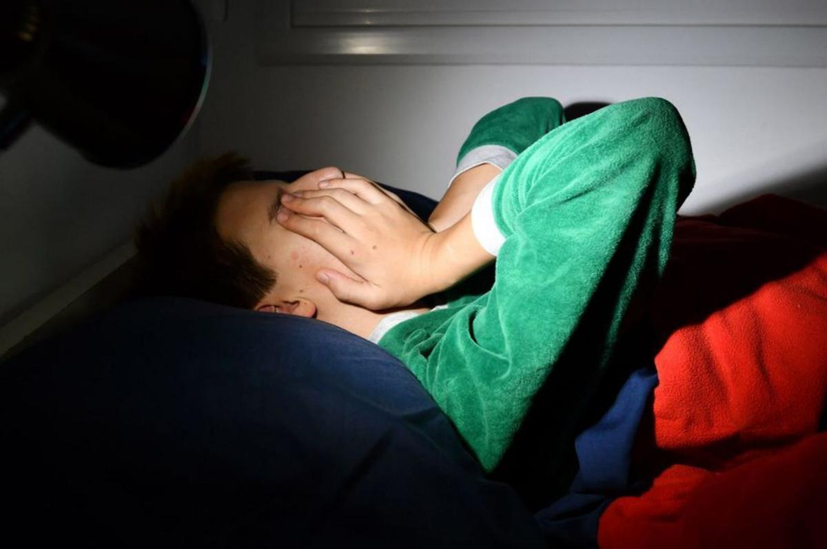 Un joven muestra dificultad para dormir. | | GUSTAVO SANTOS