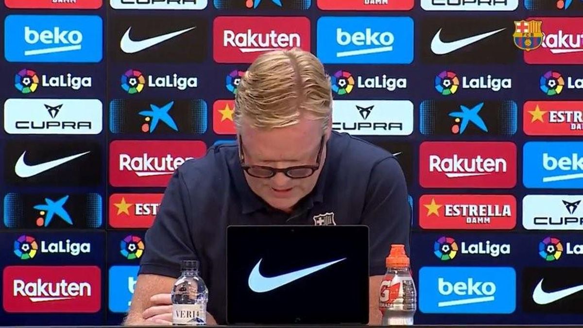 Lectura del comunicado de Ronald Koeman en la sala de prensa.