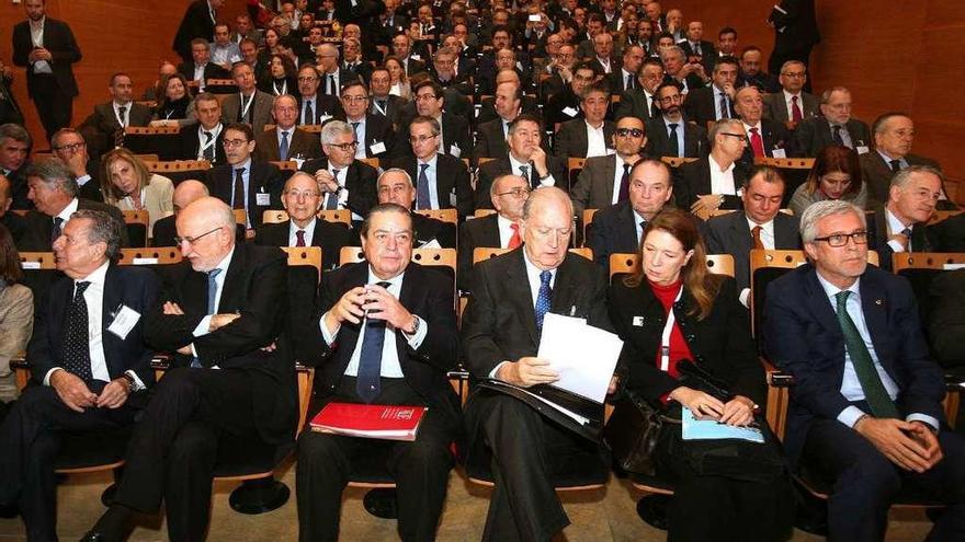 Por la izquierda, Javier Godó, presidente del grupo Godó; Juan Roig; Vicente Boluda; Juan José Bruguera, presidente del Círculo de Economía; Agnés Noguera, consejera delegada de Libertas 7, y el alcalde de Tarragona, Josep Félix Ballesteros, ayer, en el acto celebrado en Tarragona por organizaciones empresariales catalanas y valencianas. // Efe