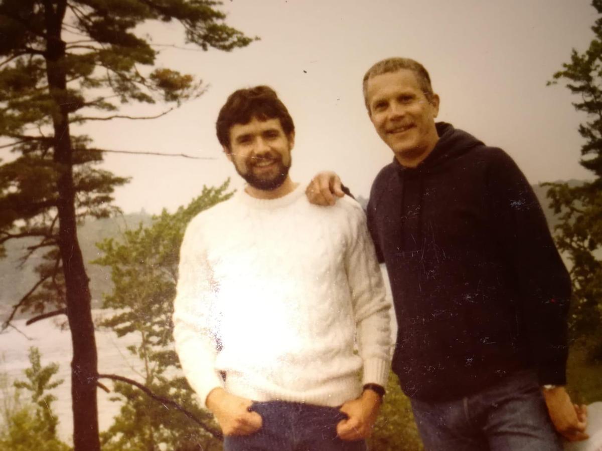 Carlos Baturín y Emilio Menéndez, tras su boda, junto a Pedro Zerolo.