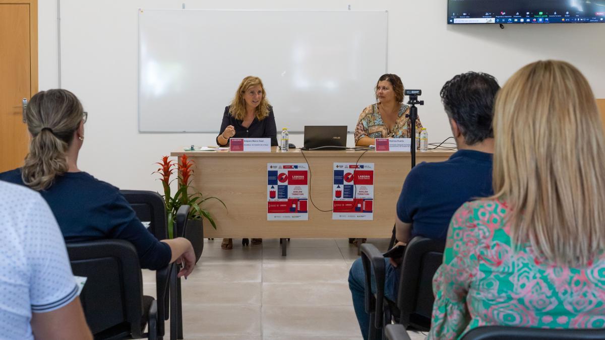 La alcaldesa, Amparo Marco, con la concejala de Empleo, Patricia Puerta.