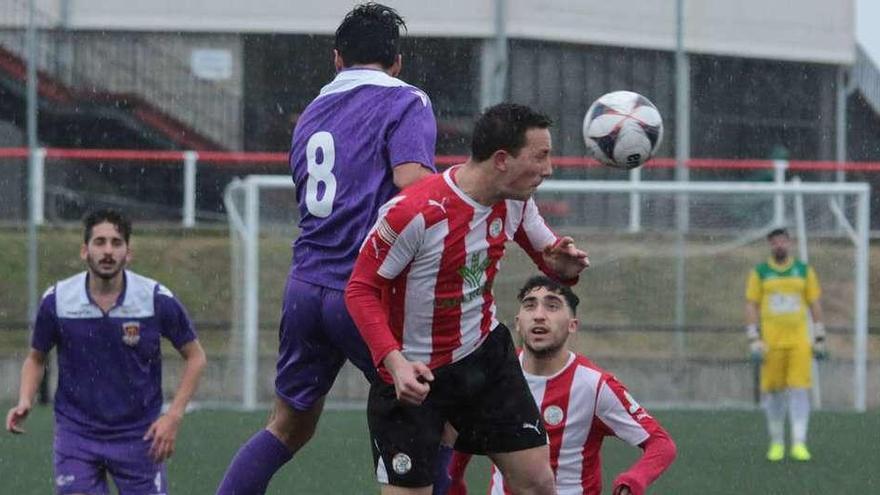 Edu, autor del gol ayer en tierras pucelanas, cabecea el esférico en un partido anterior.