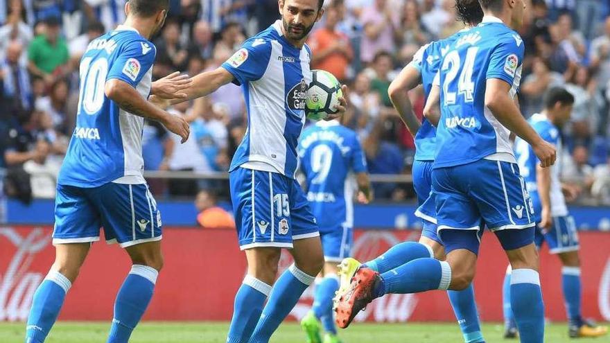 Adrián López, en el centro, tras marcar el primer gol del Deportivo.