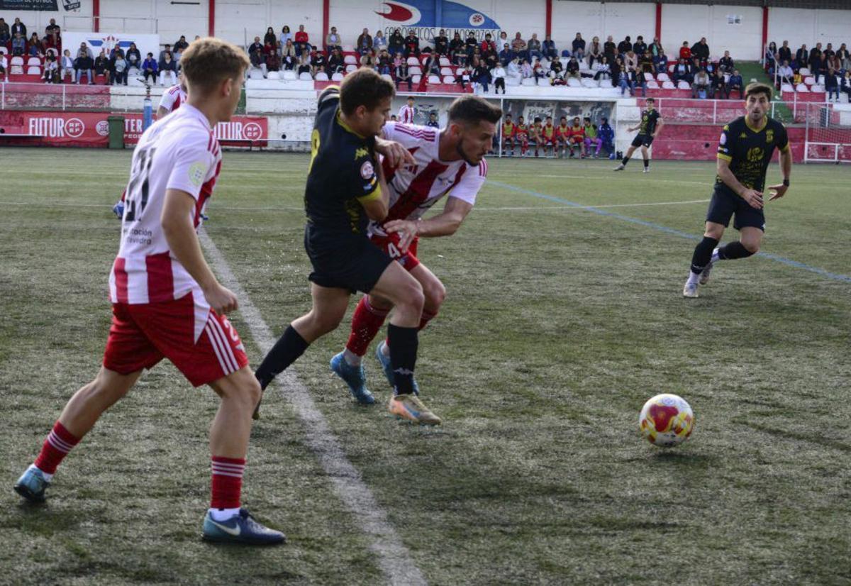 Un jugador del Alondras lucha con uno del Viveiro por el balón. | GONZALO NÚÑEZ