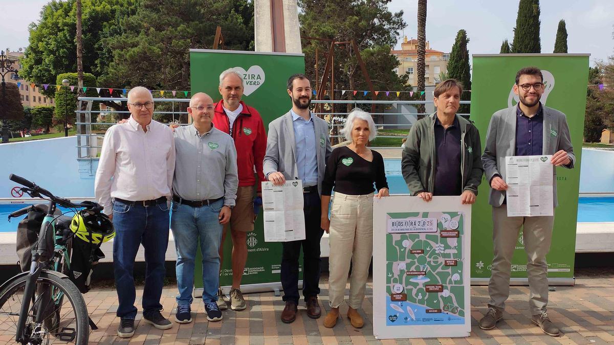 L'alcalde, regidors i tècnics de l'Ajuntament d'Alzira, junt a Artemi Cerdà, en la presentació de les jornades Alzira en Verd i de la Biosfira.