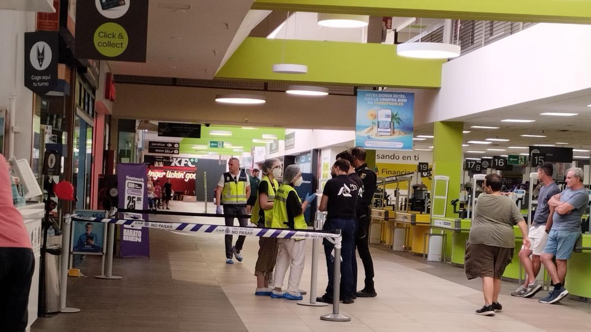 Asesina a su mujer en su taller de zapatería de un centro comercial de Murcia y logra huir