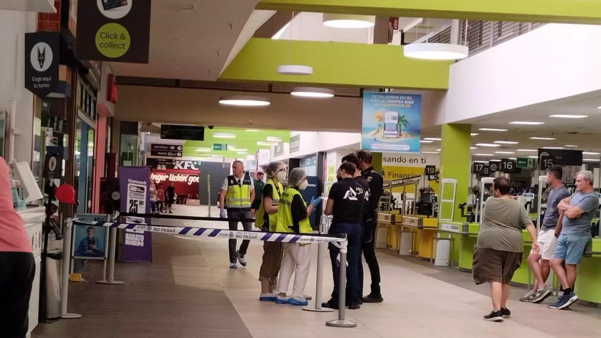 Asesina a su mujer en su taller de zapatería de un centro comercial de Murcia y logra huir