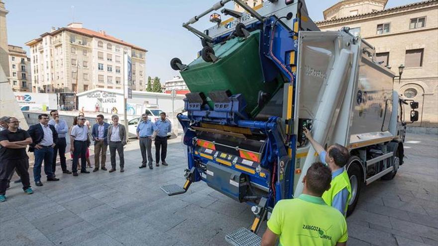 Zaragoza prueba en El Gancho un camión de basura híbrido