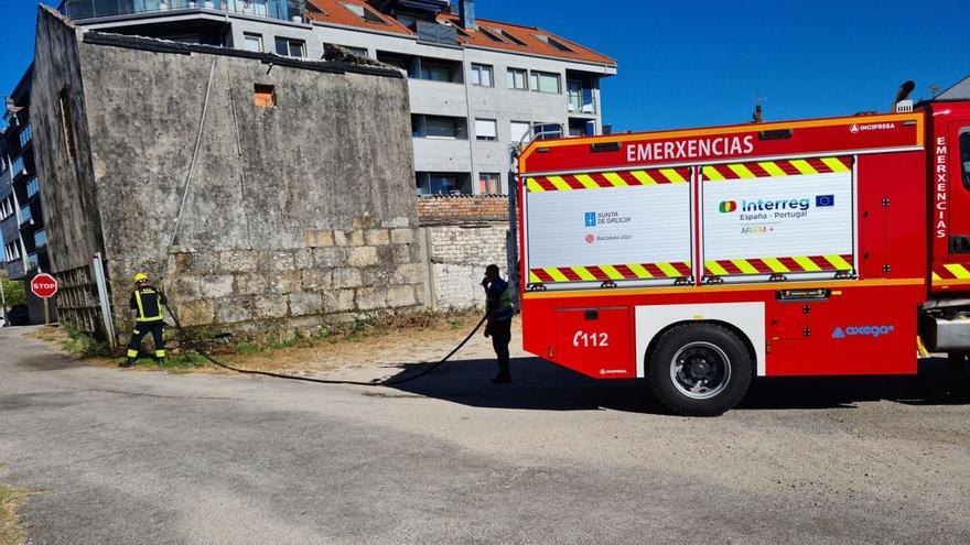 Efectivos del GES de A Guarda participando en la extinción de un conato de incendio. |   // D.P.