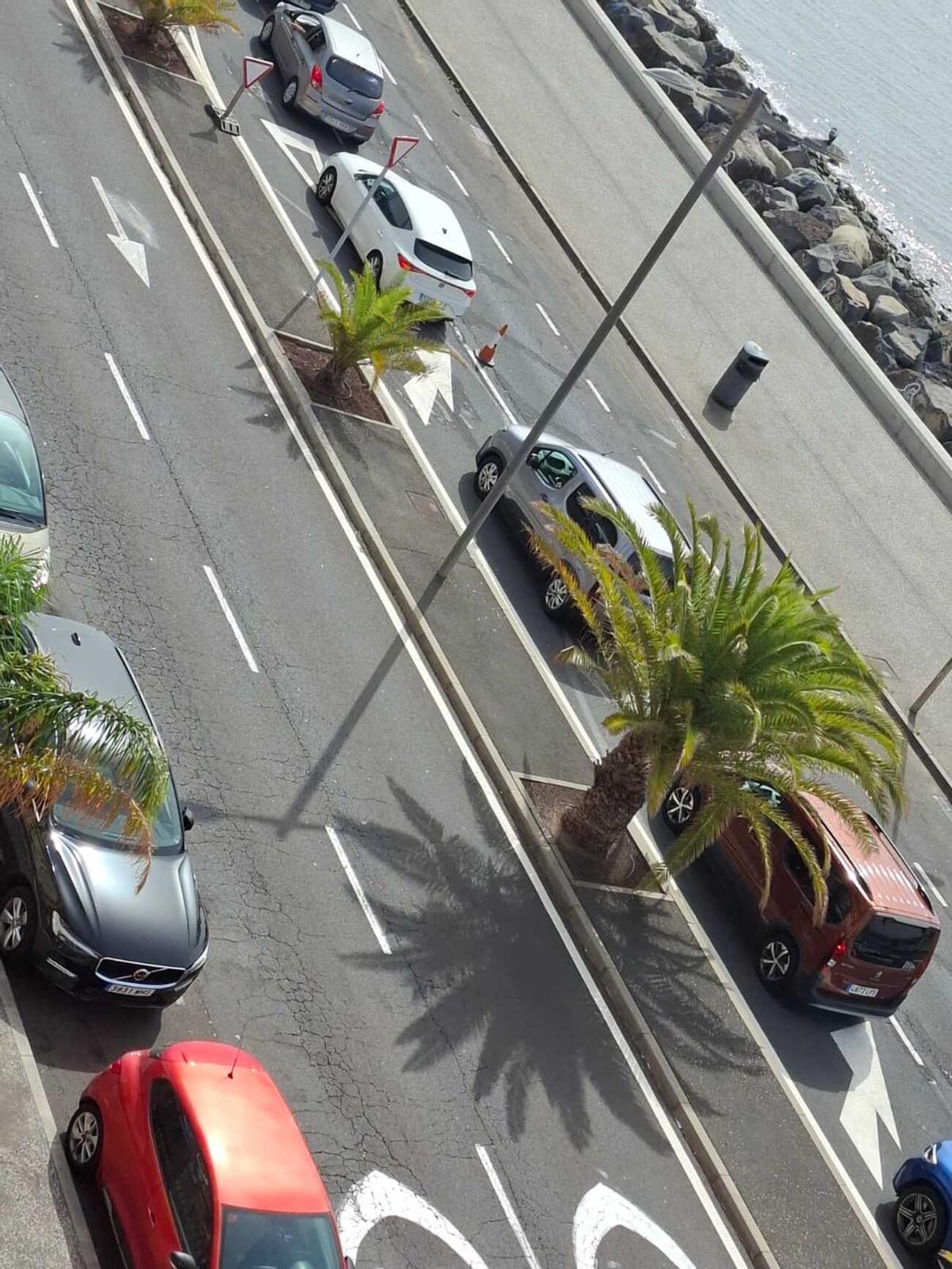 Colas por el carril bus en la playa de Las Teresitas