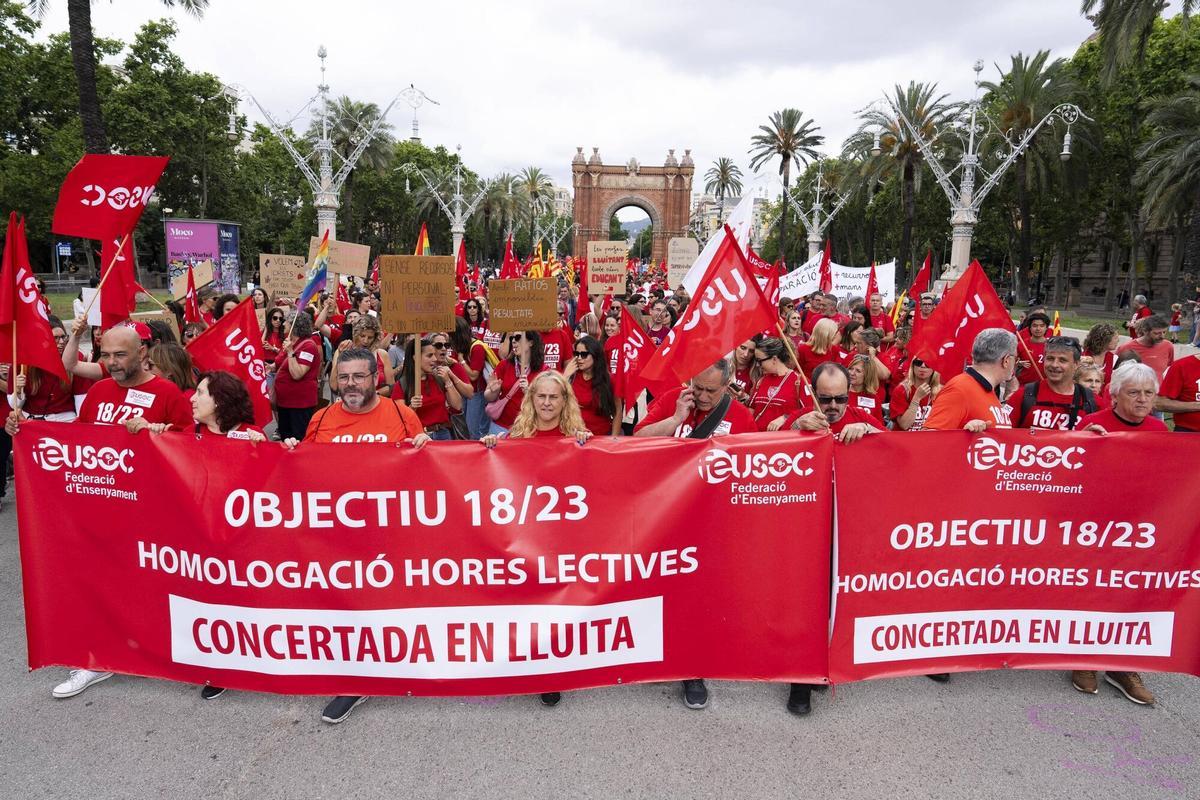 Manifestantes participan en una marcha por el centro de Barcelona durante una jornada de protesta del sector educativo