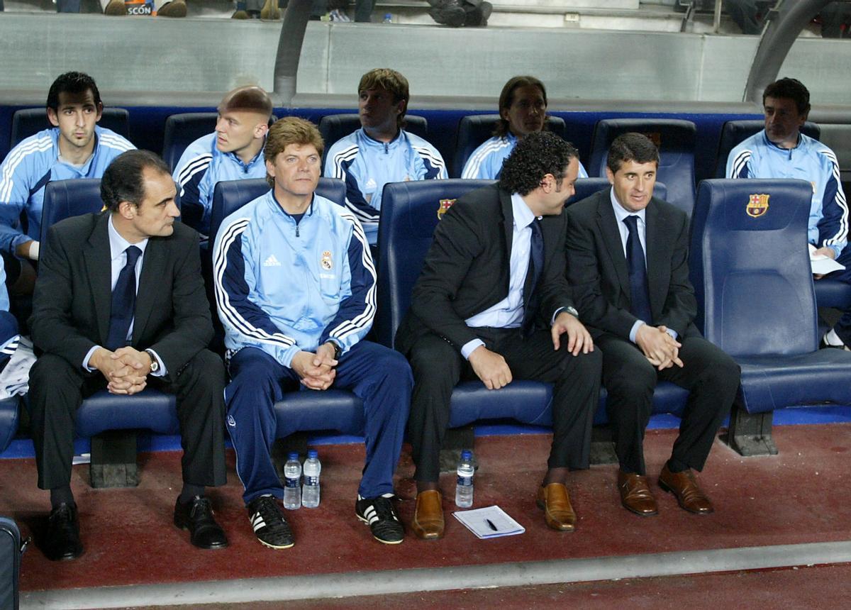 Juan Ramón López Caro, primero por la derecha, en el banquillo del Camp Nou.