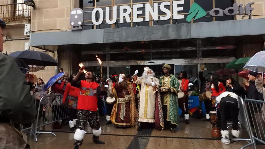 Los Reyes Magos llegan en tren para repartir ilusión y traer la primera nevada a Manzaneda