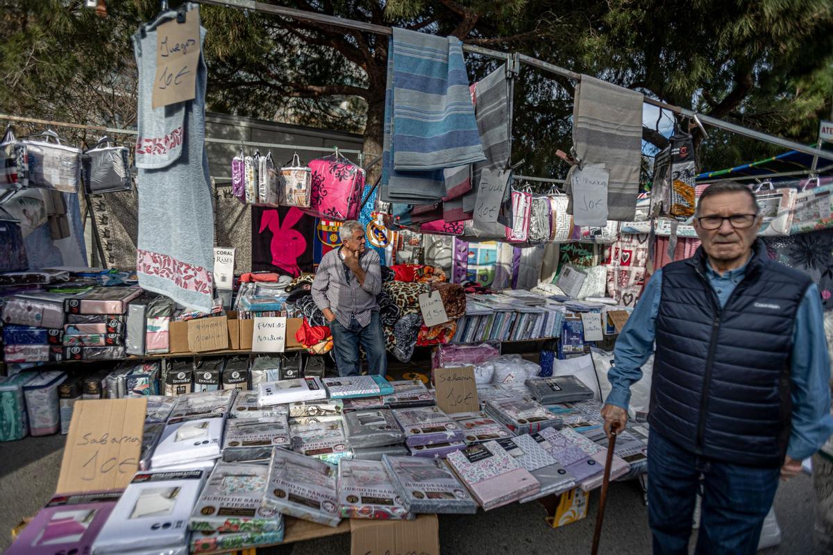 El histórico mercado ambulante inicia un exilio temporal: las obras de reforma del barrio exigen dejar libres las calles del Acer, de la Metal·lúrgia y del Crom, donde los puestos comerciales llevaban más de 50 años asentados. La nueva ubicación es desde el cruce de la calle de los Ferrocarrils Catalans con calle Foc hasta el cruce de la calle de la Mare de Déu de Port con el de calle Motors.