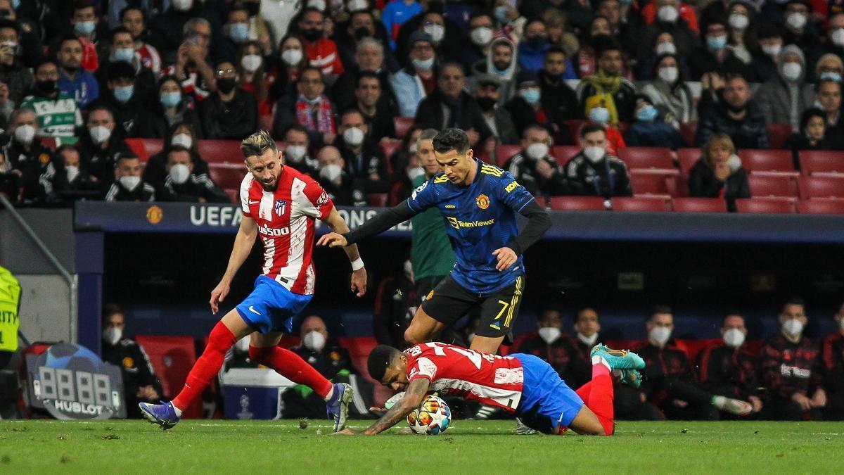 23F en el Wanda Metropolitano: Reinildo Mandava, del Atlético, y Cristiano Ronaldo, del Manchester United, en una acción del partido.