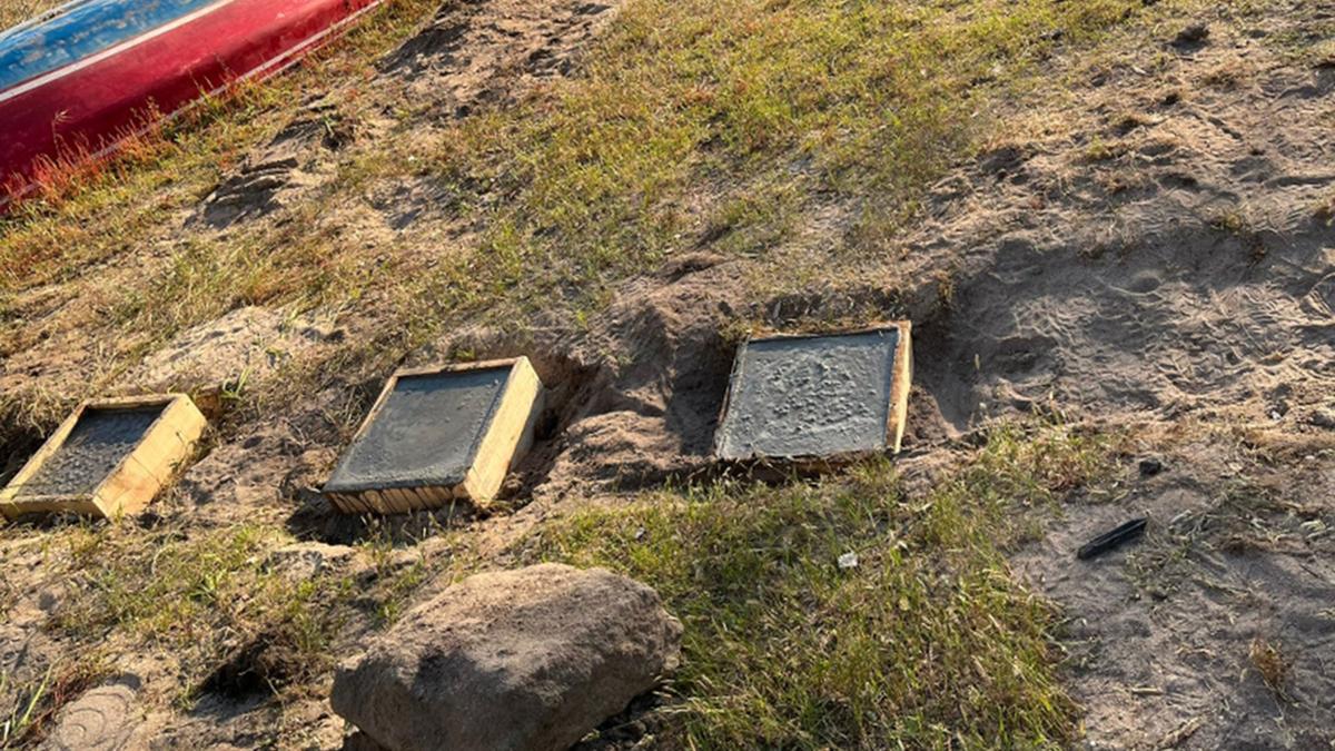Los huecos de cimentación en la duna de Menduiña.