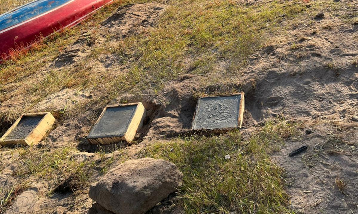 Los huecos de cimentación en la duna de Menduiña.