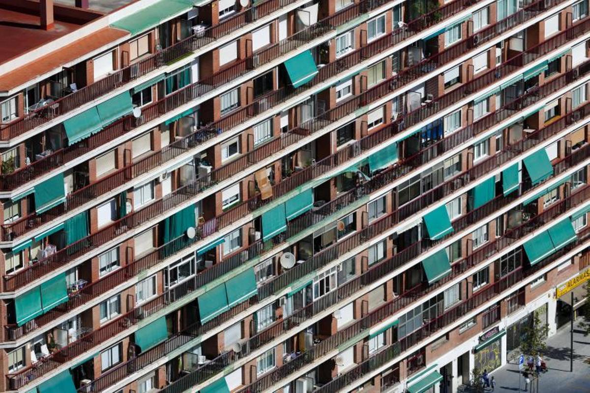 Imagen de archivo de un bloque de viviendas en Barcelona