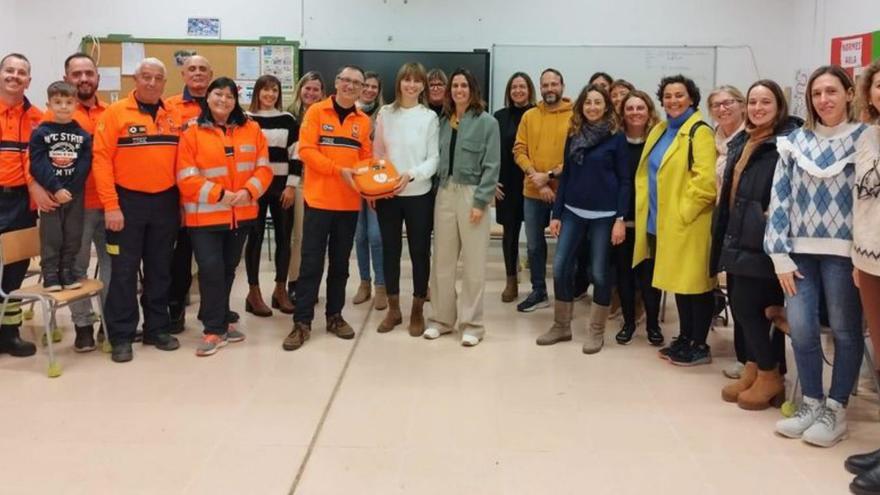 Entrega de un desfibrilador tras asistir al taller.