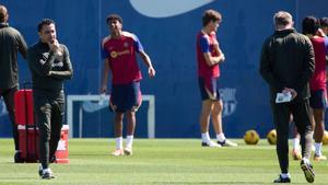 Imagen de Xavi pensativo durante el entrenamiento en la Joan Gamper