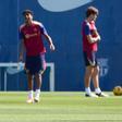 Imagen de Xavi pensativo durante el entrenamiento en la Joan Gamper