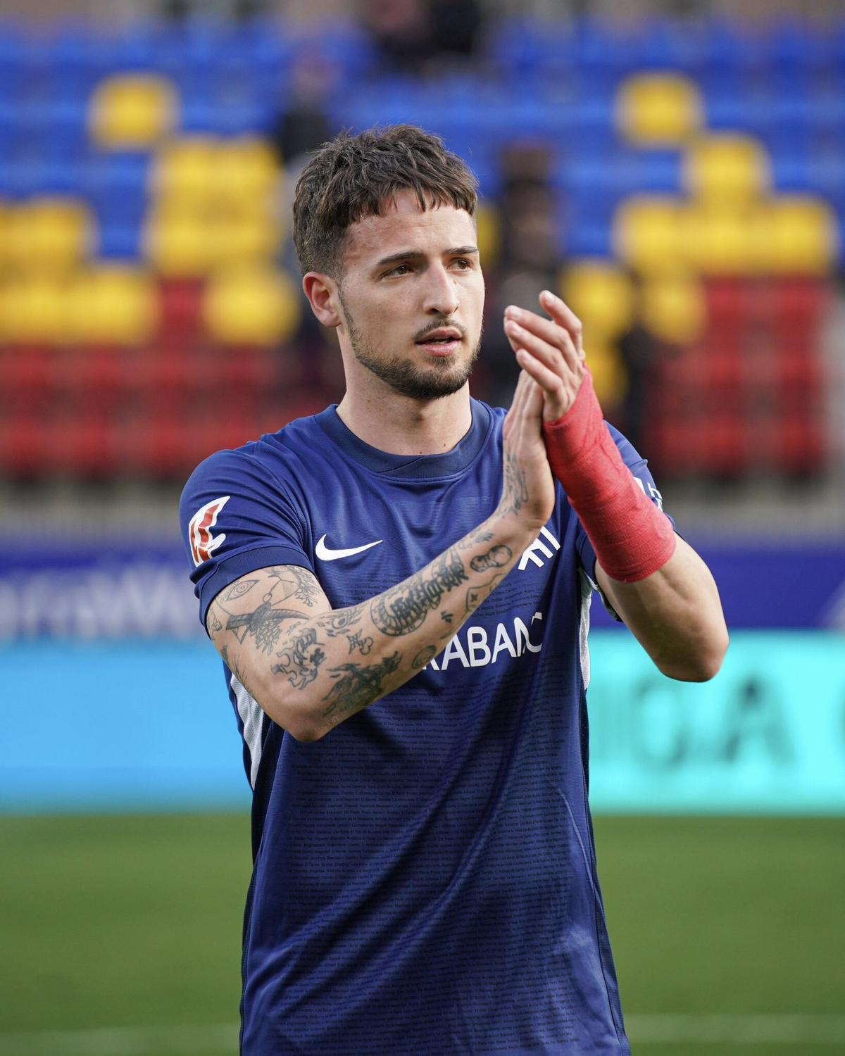 Manu Nieto aplaude a la afición del Andorra, durante un partido en Segunda.