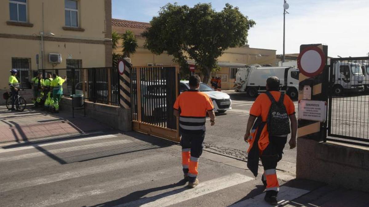 Trabajadores de la SAG entrando a las instalaciones de la empresa.