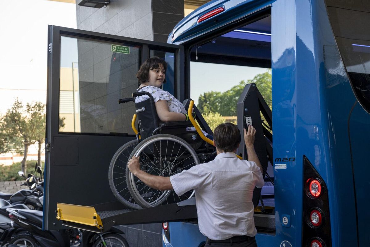 Una usuaria accede a uno de los buses.