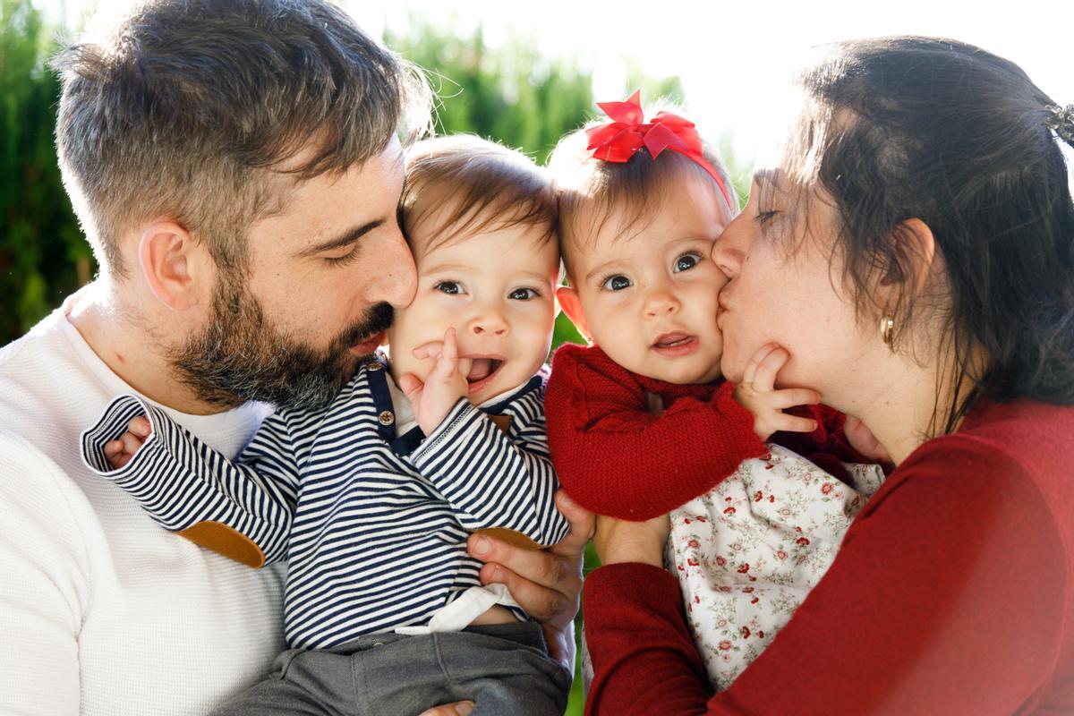 Laura y José Carlos con sus hijos gemelos, Laia e Ian.