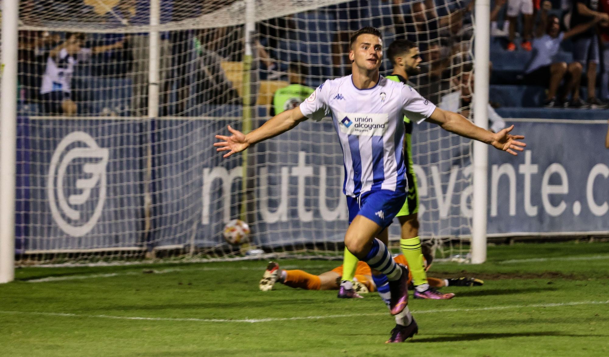 Alcaina hace líder al Alcoyano (2-1)