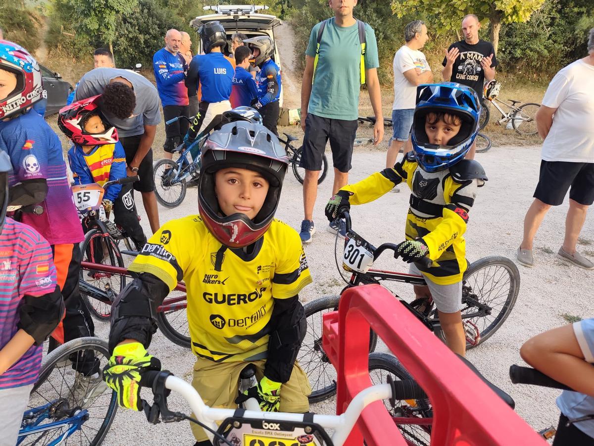 Ciclistas en las 24 horas de BMX de Ontinyent.