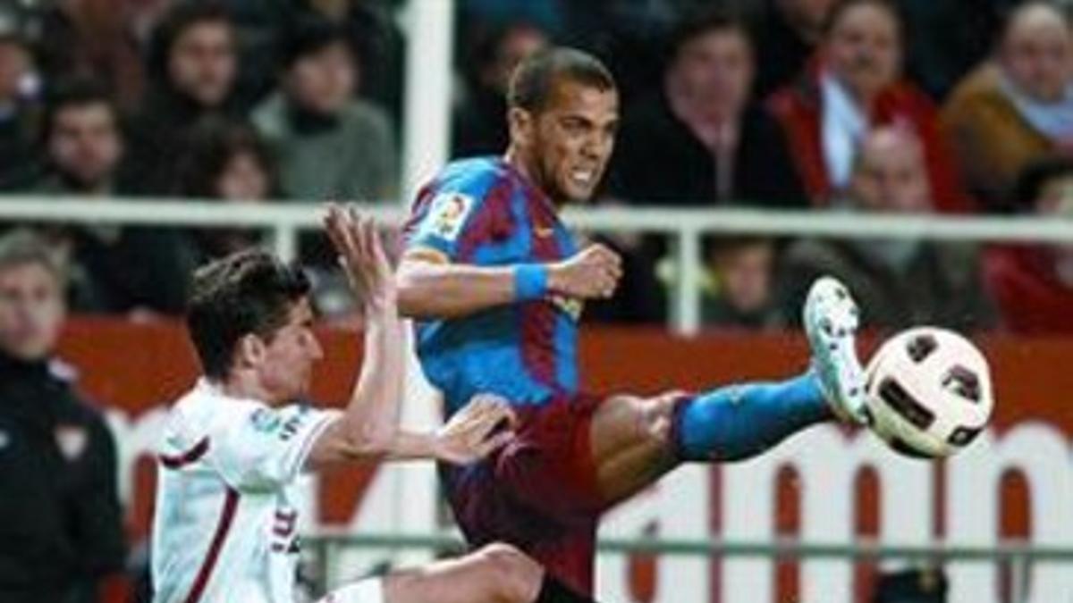 Navas pugna con Alves por un balón dividido, anoche en Sevilla.