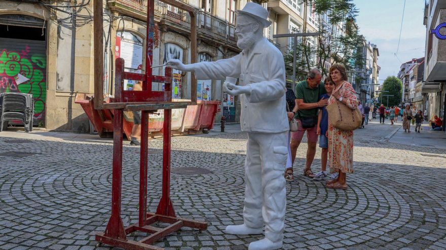 La escultura, fabricada en poliéster, sorprendía por su inesperada presencia en pleno corazón urbano de Vilagarcía. | Iñaki Abella
