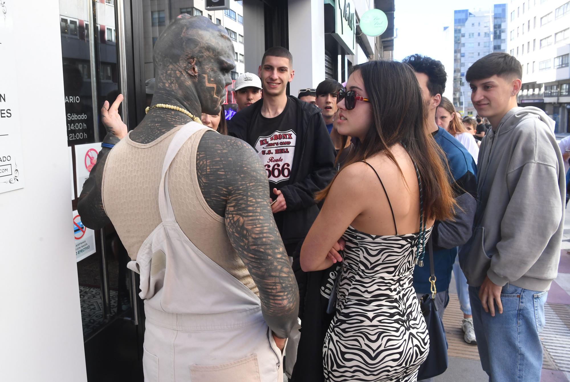 Black Alien, el hombre que aspira a convertirse en “alienígena”, visita A Coruña