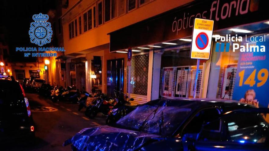 El coche que se ha estrellado esta madrugada contra la sucursal de La Caixa en Avenidas