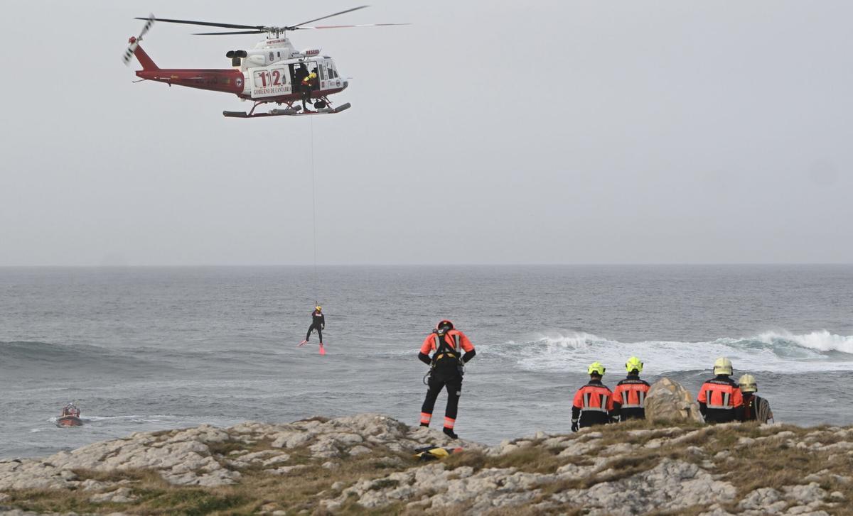Equipos de rescate trabajan en la zona de Santander donde cayeron al mar siete personas.