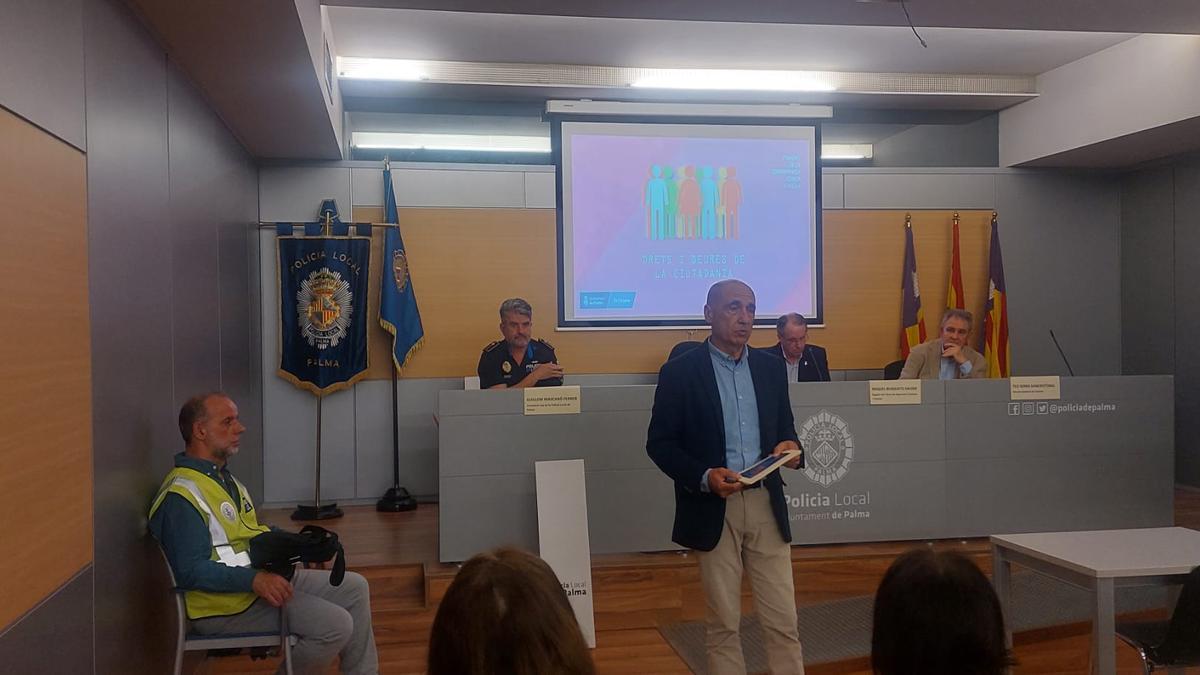 Jaume Pla explica ayer la ordenanza cívica a vecinos y entidades.