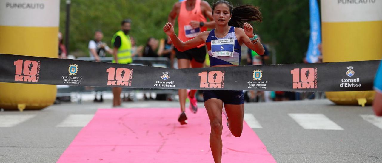 La ecuatoriana Khaty Tisalema hizo buenos los mejores pronósticos y batió el récord del 10K de Sant Mateu en categoría femenina. | FOTOS: TONI ESCOBAR