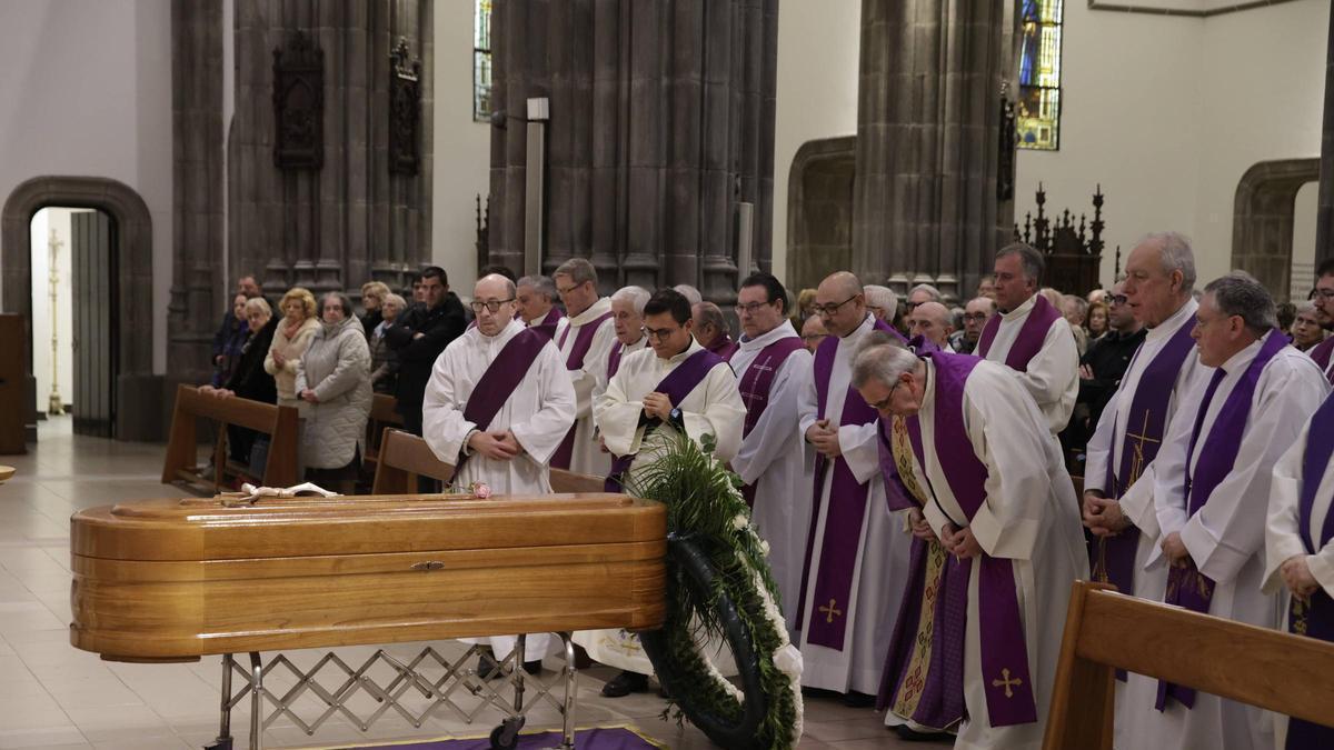 EN IMÁGENES: El funeral de "Donvi" en la iglesia de San Lorenzo de Gijón