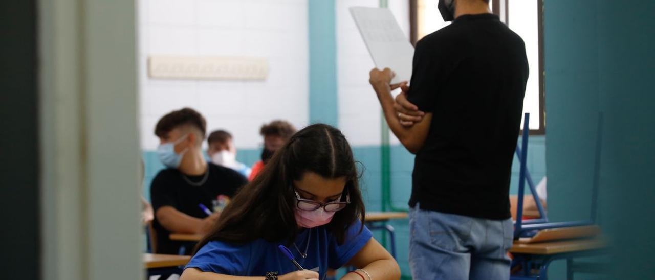 Un profesor imparte una clase en un instituto de Córdoba.