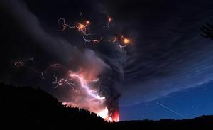 Uns llampecs centellegen aquest diumenge a prop del complex volcànic de Puyehue-Cordon Caulle, situat a la ciutat d’Osomo, al sud de Xile. El volcà va entrar en erupció aquest dissabte i ha llançat cendra a 10 quilòmetres d’altura. Després que el vent empenyés el núvol de pols cap a l’Argentina, milers de persones han estat evacuades.