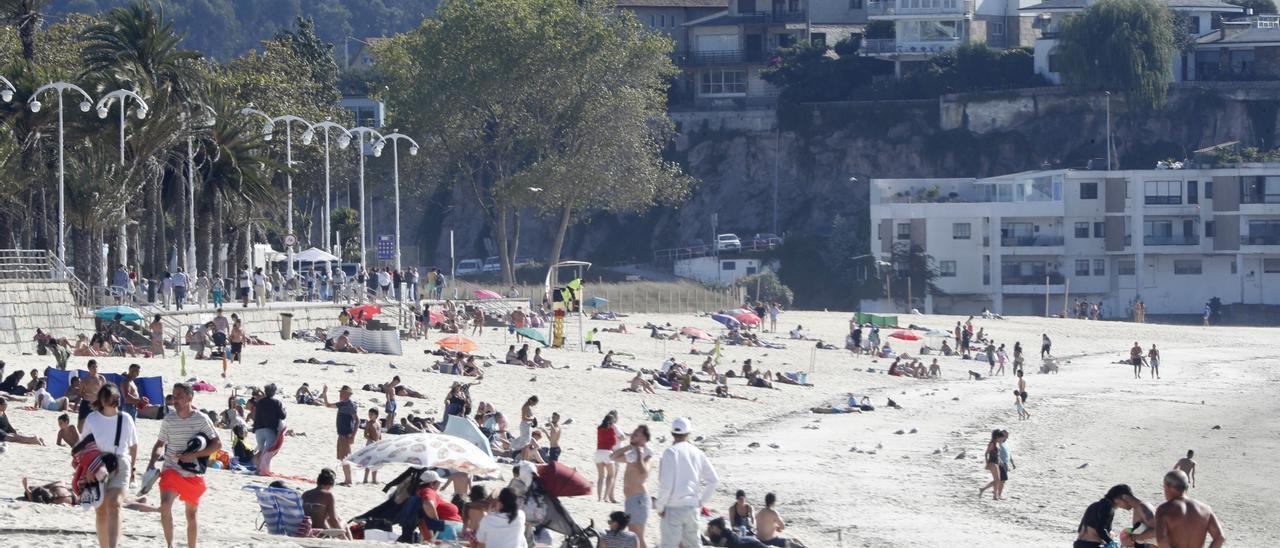 Bañistas en la playa de Samil