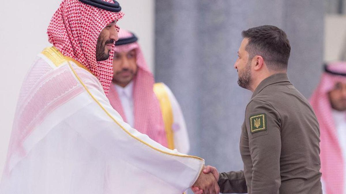 El príncipe heredero saudí, Mohamed bin Salmán, saluda al presidente de Ucrania, Volodímir Zelenski.