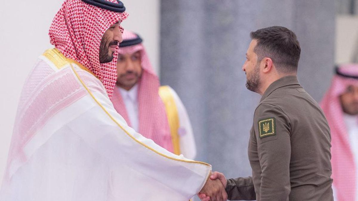 El príncipe heredero saudí, Mohamed bin Salmán, saluda al presidente de Ucrania, Volodímir Zelenski.