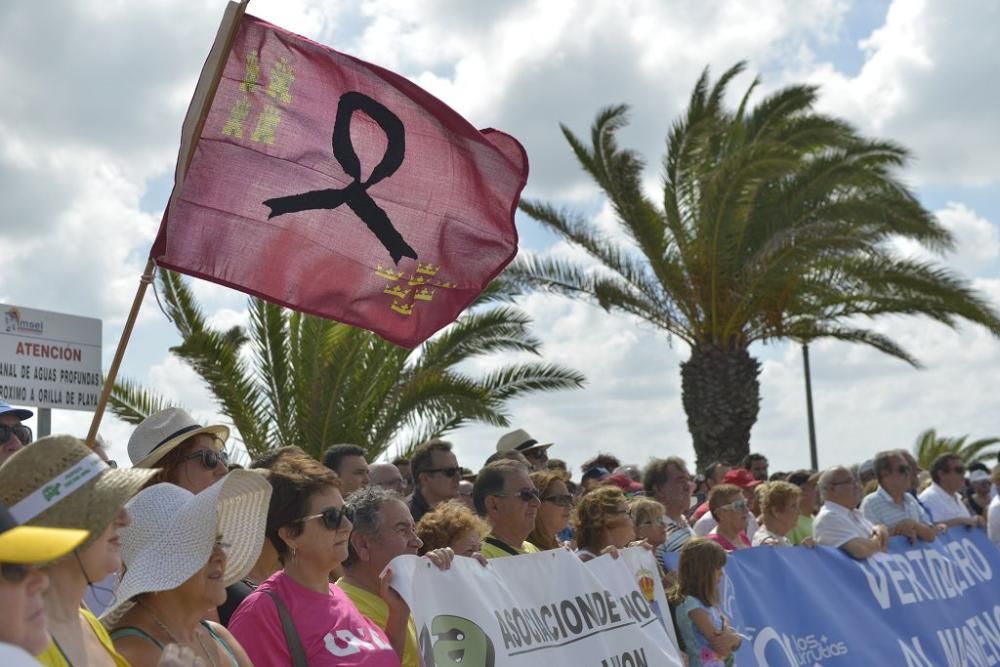 Protesta ante un Mar Menor que amanece cubierto de espuma