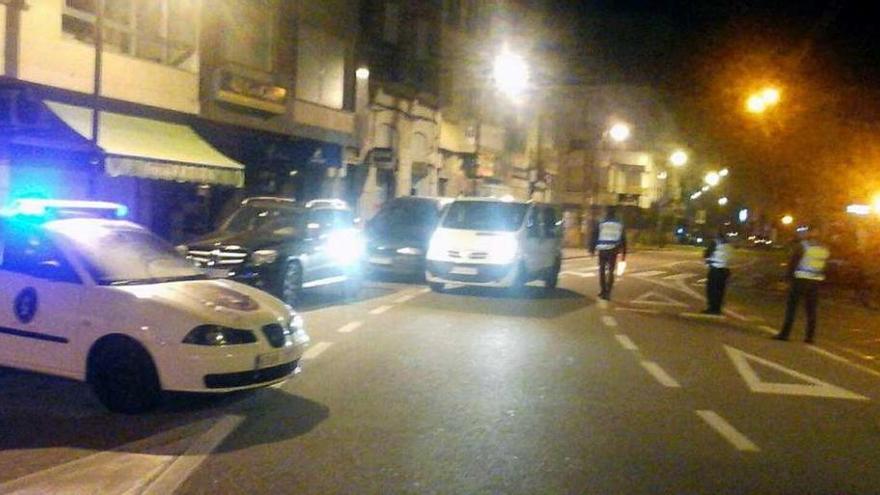 Dispositivo especial de la Policía Local de Cangas para controlar a los vendedores del mercadillo. // FdV