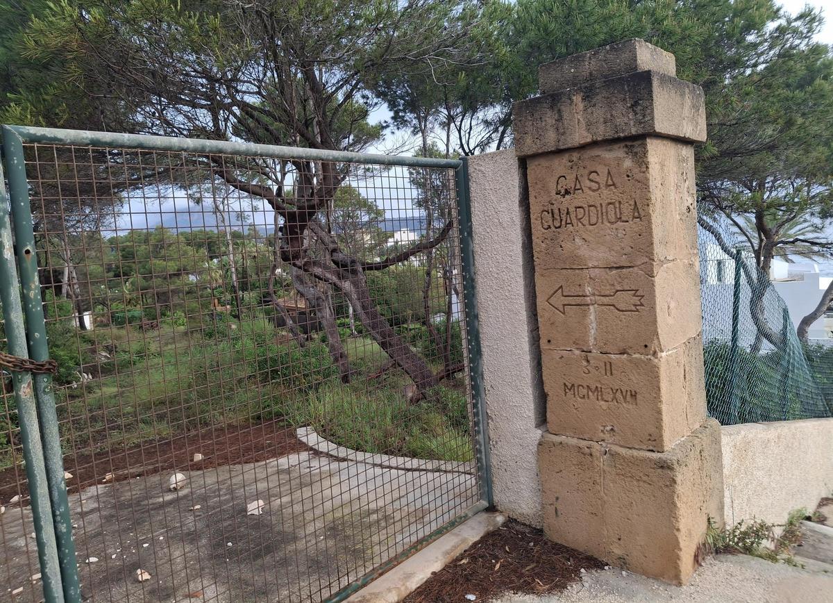 El acceso que da directamente a la Cala Blanca de la finca que está a la venta por casi 13 millones
