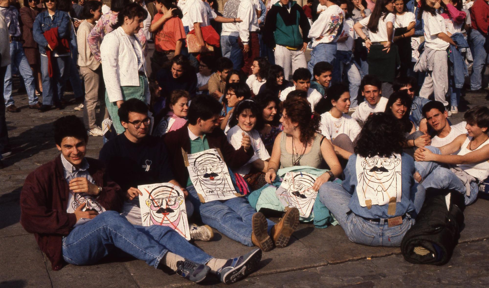 CONFLICTO SELECTIVIDAD 1992. MANIFESTACION DE ESTUDIANTES, PROFESORES Y PADRES DE ALUMNOS TRAS CONOCERSE LA SUSPENSION DE TRES DE LAS PRUEBAS DE SELECTIVIDAD POR FILTRACIONES DE LOS EXAMENES. 18/06/1992. FDV.