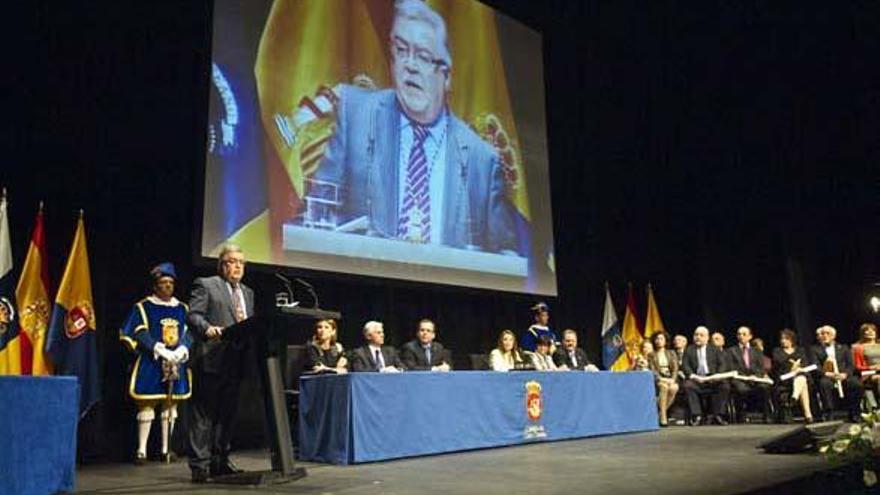 El presidente, José Miguel Bravo de Laguna, ayer, durante el discurso institucional. En la mesa, los vicepresidentes y portavoces de los partidos. Y, a la derecha, los premiados.  i ANDRÉS CRUZ