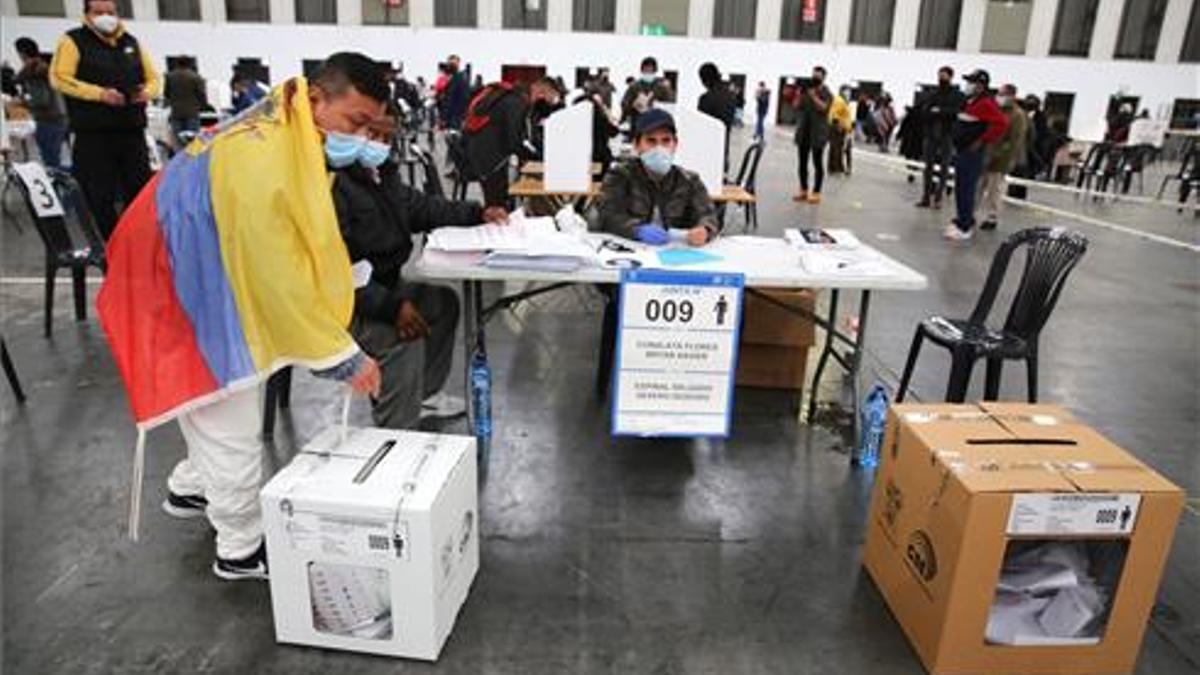 Votación para las elecciones de Ecuador Pabellón textil de la Fira de Barcelona
